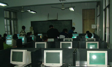 同学们在进行计算机测试